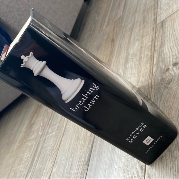 Book - Breaking Dawn - By Stephenie Meyer - Picture 4 of 4